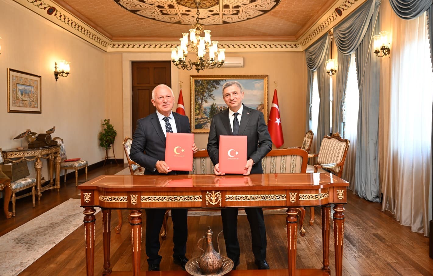CW ENERJİ, ANTALYA VALİLİĞİ İLE İMZALADIĞI PROTOKOL KAPSAMINDA COP31 ANTALYA EVİ’NİN GÜNEŞ ENERJİSİ SİSTEMİNİ, ANTALYA PAVİLYONU’NUN İSE ELEKTRİK, GÜVENLİK KAMERASI VE İNTERNET ALTYAPISINI SAĞLAYACAK.