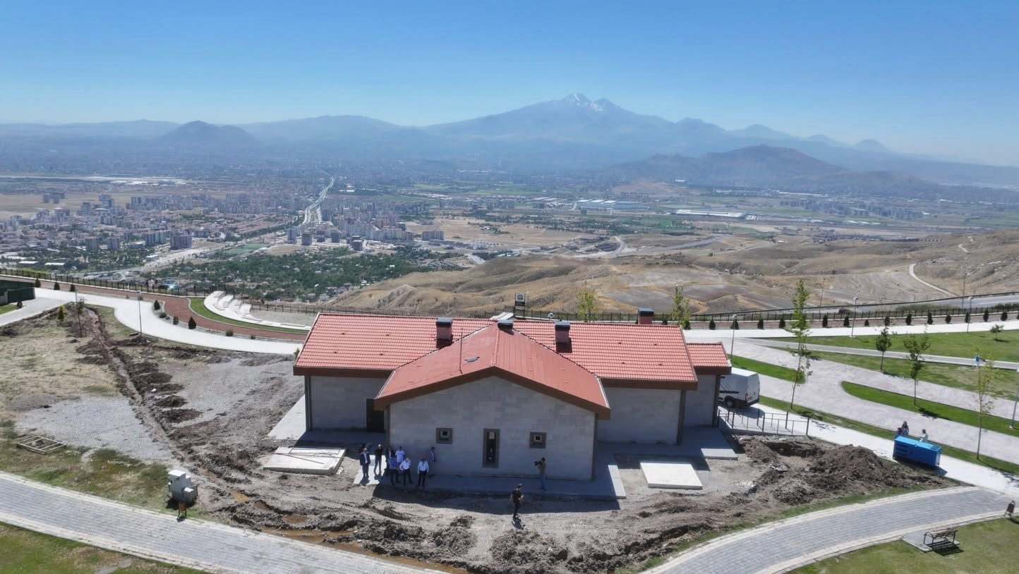 KOCASİNAN BELEDİYE BAŞKANI AHMET ÇOLAKBAYRAKDAR; KAYSERİ’NİN EŞSİZ ŞEHİR MANZARASININ EN GÜZEL İZLENDİĞİ NOKTALARDAN BİRİ OLAN ERKİLET MİLLET BAHÇESİ’NDEKİ, ŞEHRİN TESCİLLİ MARKASI KAFE SİNAN’IN SON AŞAMAYA GELEN ÇALIŞMALARINI YERİNDE İNCELEDİ.