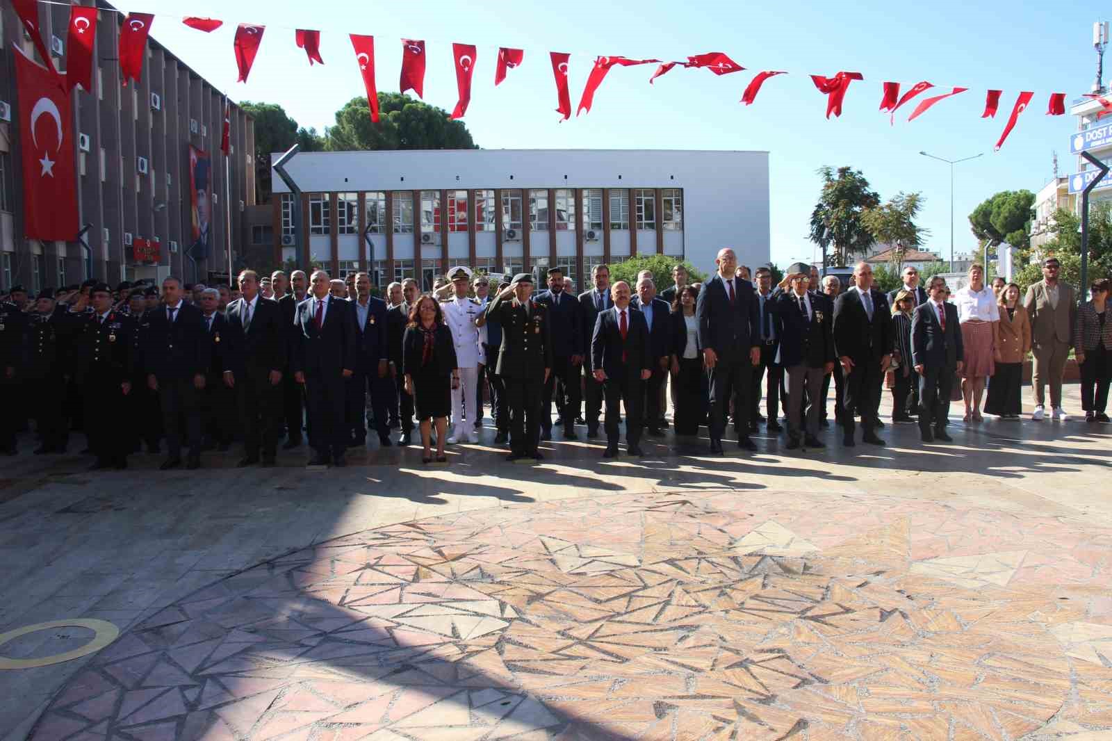 AYDIN’DA 19 EYLÜL GAZİLER GÜNÜ DOLAYISIYLA HÜKÜMET KONAĞI ÖNÜNDEKİ TÖREN DÜZENLENDİ. TÖRENDE ŞEHİTLER VE EBEDİYETE İRTİHAL EDEN GAZİLER RAHMET VE MİNNETLE ANILIRKEN, HAYATTA OLAN GAZİLERE SAĞLIK VE UZUN ÖMÜR DİLEKLERİ İLETİLDİ.