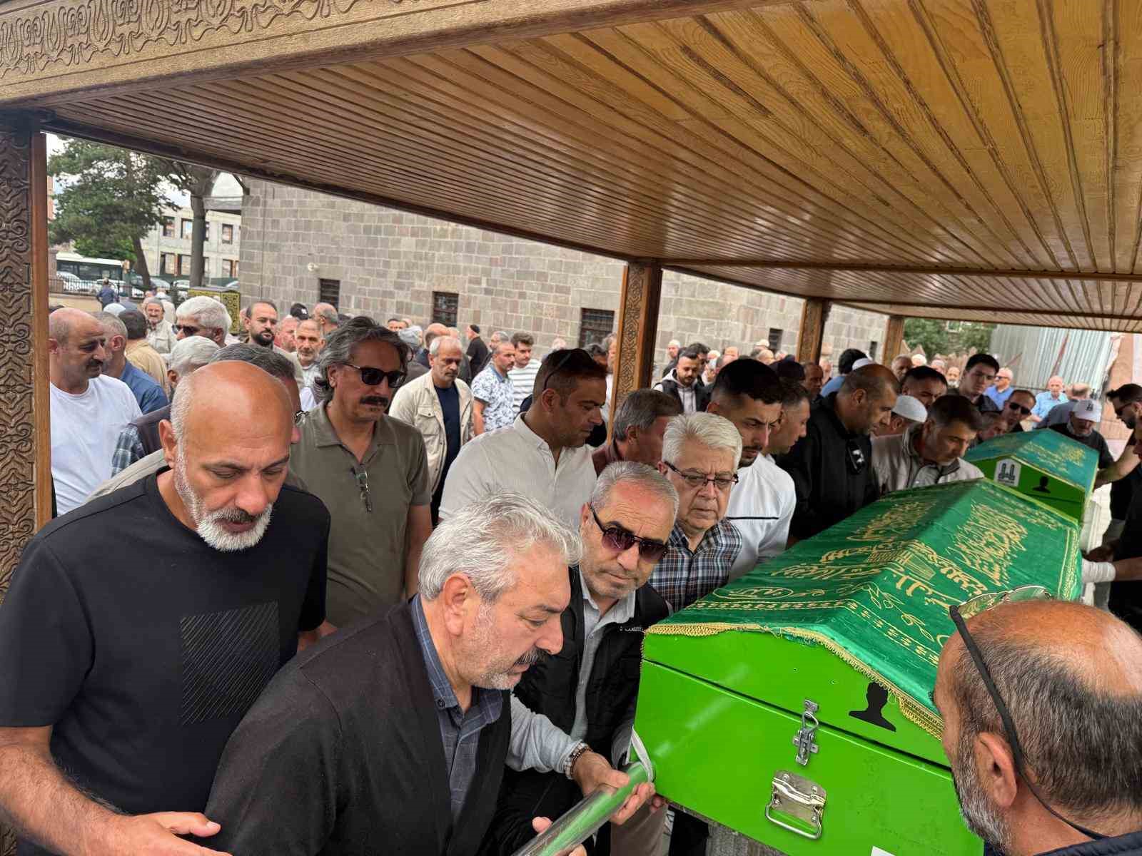ALANYA’DA TEDAVİ GÖRDÜĞÜ HASTANEDE 59 YAŞINDA HAYATINI KAYBEDEN GAZETECİ FUAT KANTARCI, MEMLEKETİ ERZURUM’DA TOPRAĞA VERİLDİ. KANTARCI’YI SON YOLCULUĞUNDA AİLESİ, MESLEKTAŞLARI VE SEVENLERİ UĞURLADI.