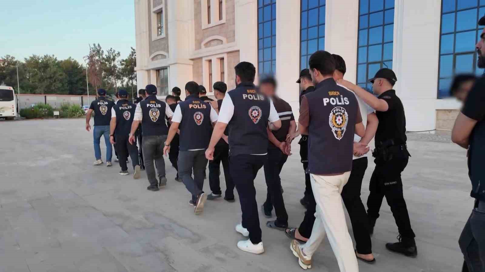 ADIYAMAN CUMHURİYET BAŞSAVCILIĞI KOORDİNESİNDE, "SOKAKLAR GÜVENDE" SLOGANIYLA GERÇEKLEŞTİRİLEN YASA DIŞI BAHİS OPERASYONUNDA GÖZALTINA ALINAN 15 ŞÜPHELİ TUTUKLANDI.