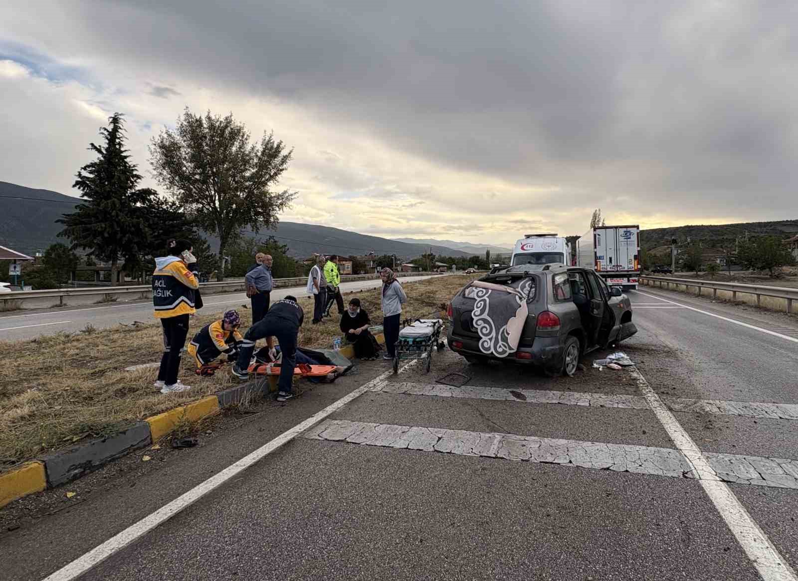 KASTAMONU'NUN TOSYA İLÇESİ D100 KARAYOLUNDA OTOMOBİLİN REFÜJE ÇARPMASI NETİCESİNDE MEYDANA GELEN KAZADA 3 KİŞİ YARALANDI.