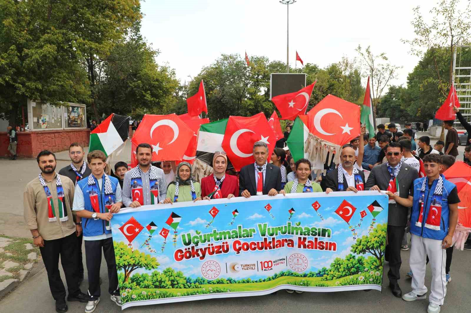 AĞRI’DA, GAZZE’DEKİ ÇOCUKLARA YÖNELİK FARKINDALIK OLUŞTURMAK VE BARIŞ MESAJI VERMEK AMACIYLA DÜZENLENEN "UÇURTMALAR VURULMASIN, GÖKYÜZÜ ÇOCUKLARA KALSIN" ETKİNLİĞİNDE BİN ÖĞRENCİ, TÜRK VE FİLİSTİN BAYRAKLARIYLA SÜSLENEN UÇURTMALARI GÖKYÜZÜNE BIRAKTI.