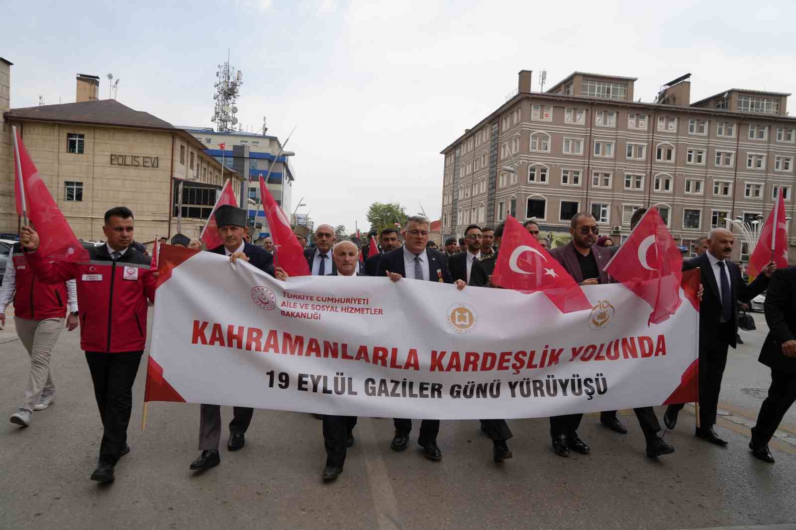 ERZURUM'DA GAZİLER HAFTASI MÜNASEBETİYLE HAVUZBAŞI KENT MEYDANI'NDAN YAKUTİYE KENT MEYDANI'NA YÜRÜYÜŞ YAPILDI.