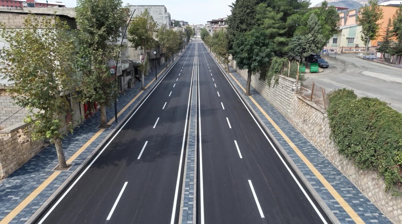 KAHRAMANMARAŞ BÜYÜKŞEHİR BELEDİYESİ, ONİKİŞUBAT MAĞRALI MAHALLESİ BAYAZITLI BULVARI’NDA KAPSAMLI BİR DÖNÜŞÜM ÇALIŞMASI BAŞLATTI. REFÜJ DÜZENLEMELERİNİN DEVAM ETTİĞİ ARTERDE; SICAK ASFALT SERİMİ VE KALDIRIM YENİLEME ÇALIŞMALARI DA GERÇEKLEŞTİRİLECEK