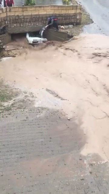 SEL SULARININ KÖPRÜ ALTINDA SIKIŞTIRDIĞI ARAÇTA BULUNAN VATANDAŞLAR, ARKA CAMIN KIRILMASIYLA ÇEVREDEKİ VATANDAŞLARIN YARDIMIYLA TAHLİYE EDİLDİ.
