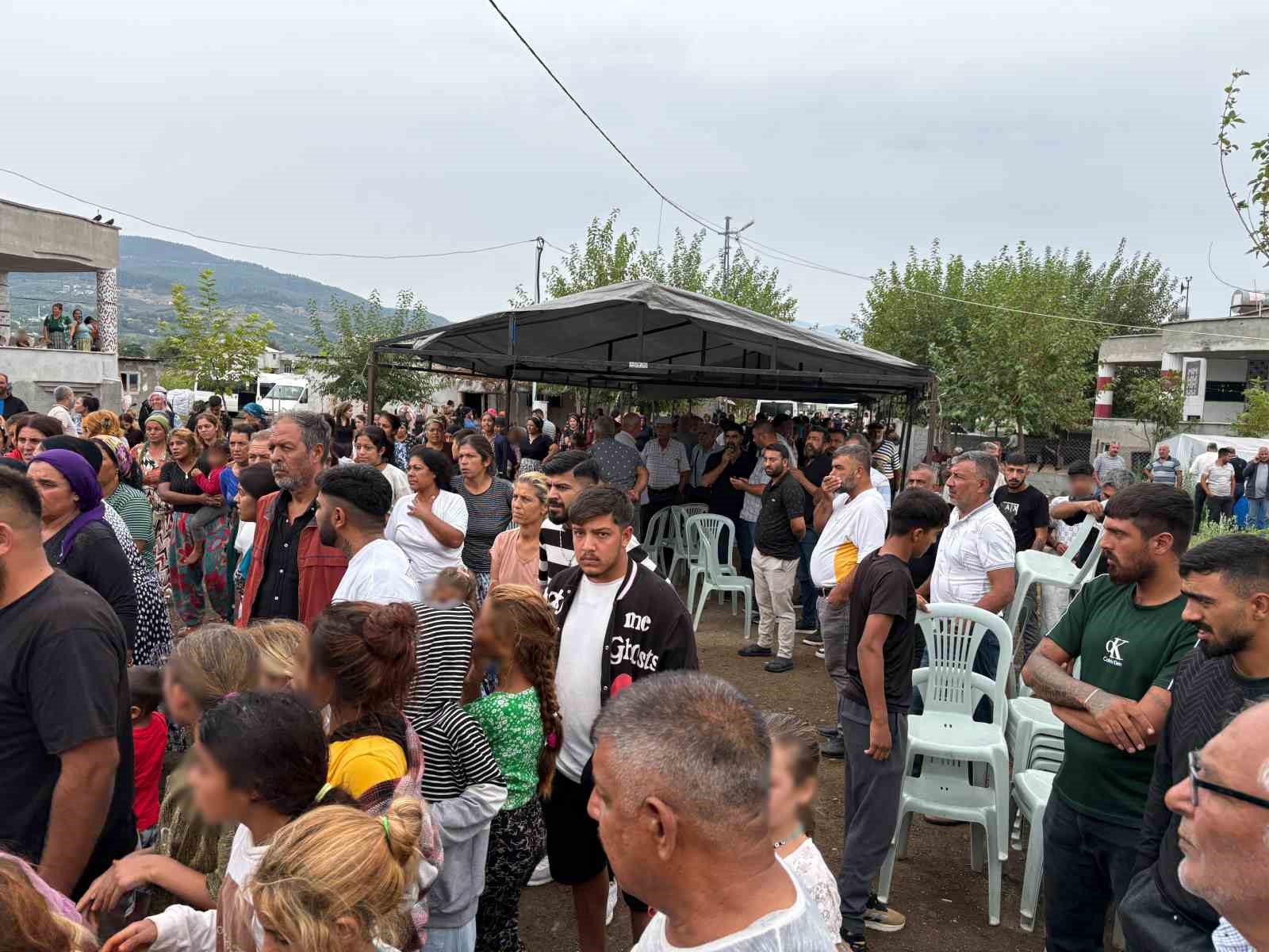 DİDAR F’NİN CENAZESİ, BABA EVİNİN BULUNDUĞU DÜZİÇİ İLÇESİNE GÖTÜRÜLEREK ÇAMİÇİ MEZARLIĞI’NDA TOPRAĞA VERİLDİ.