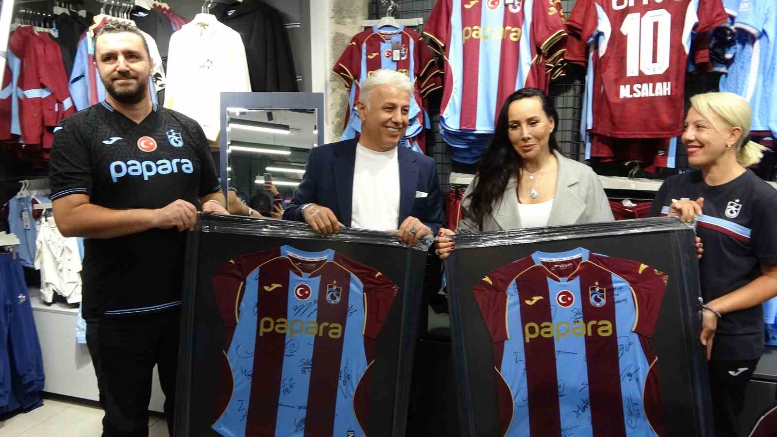 KOYU TRABZONSPOR TARAFTARI ÜNLÜ SANATÇI ASENA, BORDO-MAVİLİ KULÜBÜN MOHAMED SALAH TRANSFERİ ÖNCESİNDE VERDİĞİ 61 FORMA SÖZÜNÜ TUTTU.