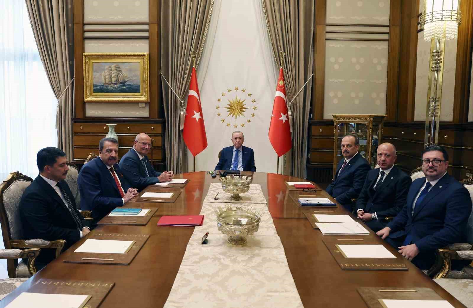 ATO BAŞKANI BARAN CUMHURBAŞKANI RECEP TAYYİP ERDOĞAN’A ANKARA’NIN EKONOMİK VE TİCARİ GELİŞİMİ İÇİN ATO TARAFINDAN HAZIRLANAN BİR RAPOR ARZ ETTİ. ATO RAPORU’NDA KDV ÖDEMELERİNE İLİŞKİN ÖNERİ DE YER ALDI.