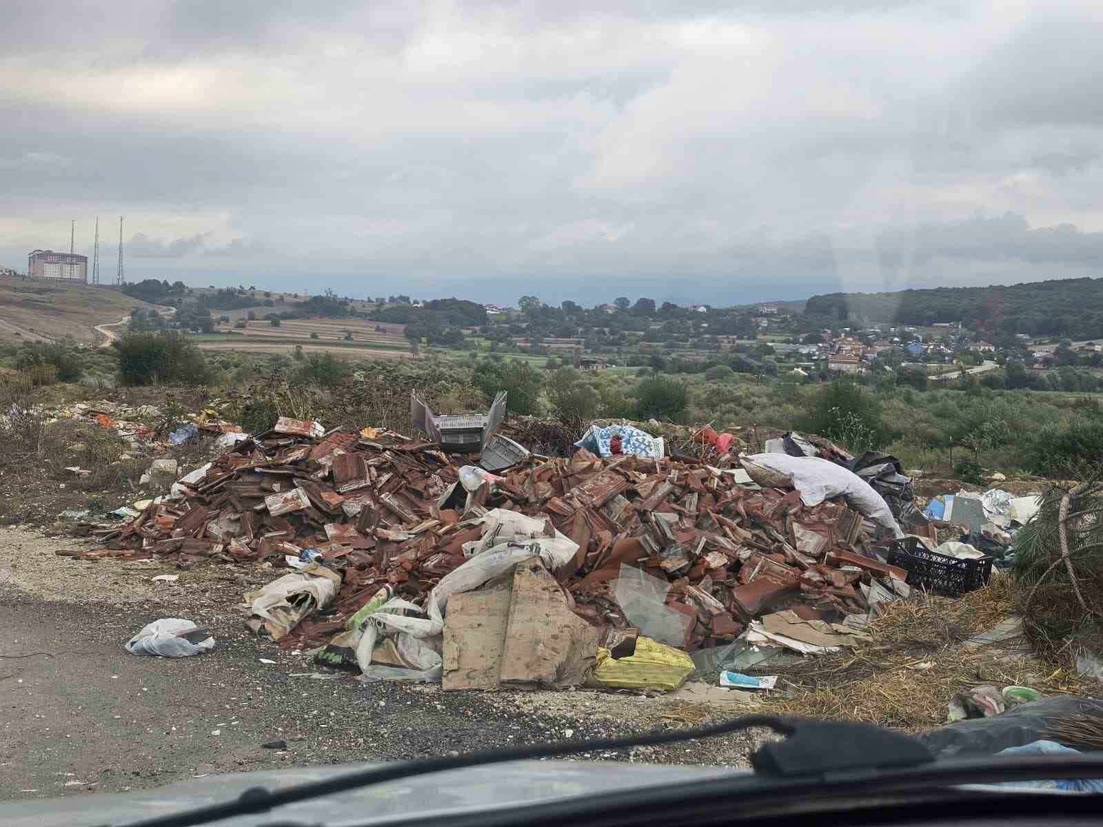 BOLU'DA YOLÇATI KÖYÜ GİRİŞİ İLE YUMRUKAYA GÜZERGAHI ARASINDA BULUNAN BAĞLANTI YOLU, KİMLİĞİ BELİRSİZ KİŞİLERCE KAÇAK DÖKÜM ALANI OLARAK KULLANILMASI SONUCU ADETA ÇÖP DEPOLAMA ALANINA DÖNÜŞTÜ.