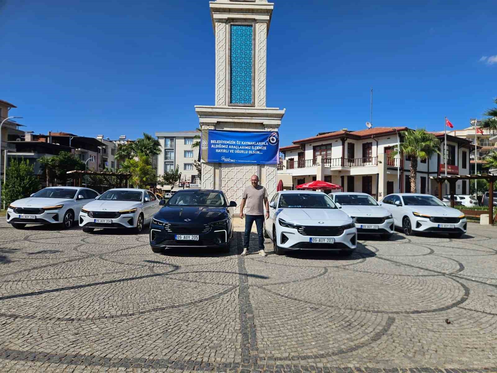 GERMENCİK BELEDİYESİ’NİN ARAÇ FİLOSUNA KAZANDIRILAN TOGG’LAR, İLÇE MEYDANINDA SERGİLENDİ. ARAÇLARIN MEYDANDA YAN YANA DİZİLMESİ VATANDAŞLARIN DA İLGİSİNİ ÇEKTİ.
