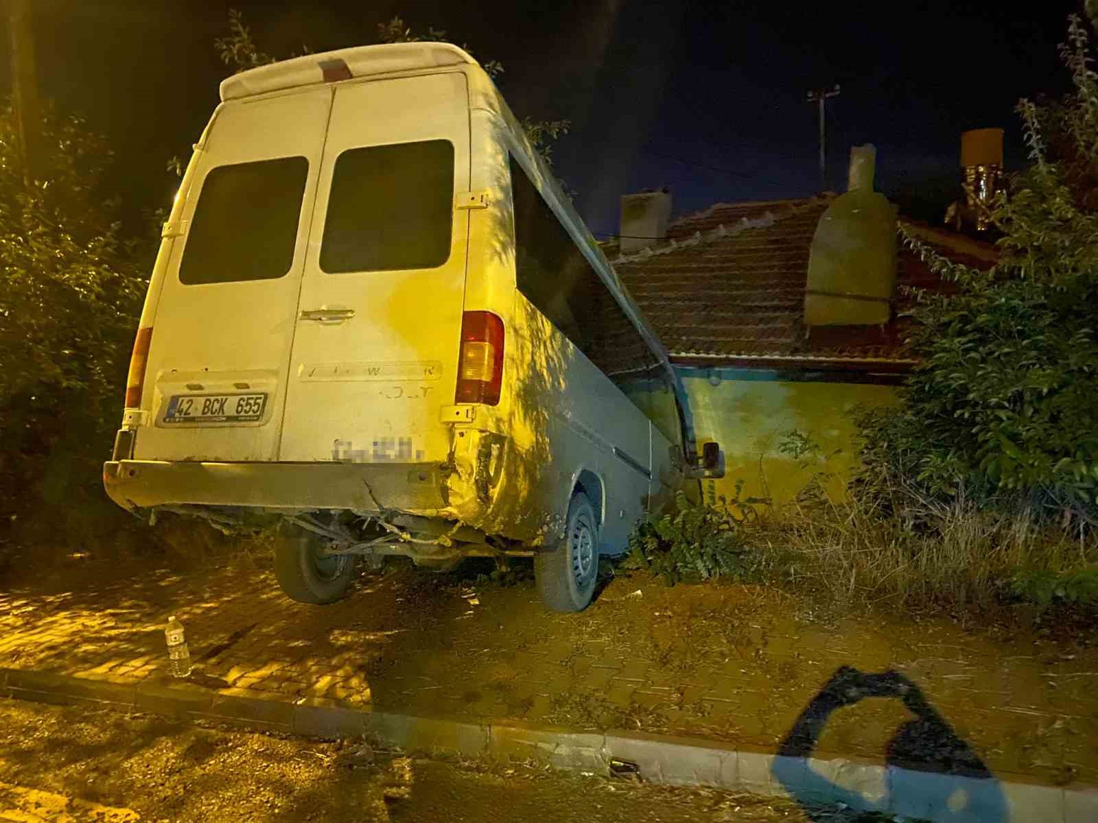ANKARA’NIN ELMADAĞ İLÇESİNDE EL FRENİ ÇEKİLMEMİŞ BİR MİNİBÜS DUVARA ÇARPARAK DURDU.