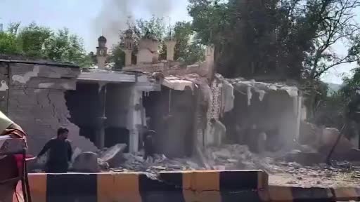 Pakistan'ın Khyber Pakhtunkhwa eyaletinde polis merkezi yerleşkesindeki cami yakınlarında cuma namazı sırasında gerçekleştirilen bombalı saldırıda en az 15 kişi hayatını kaybetti, 50'den fazla kişi yaralandı.