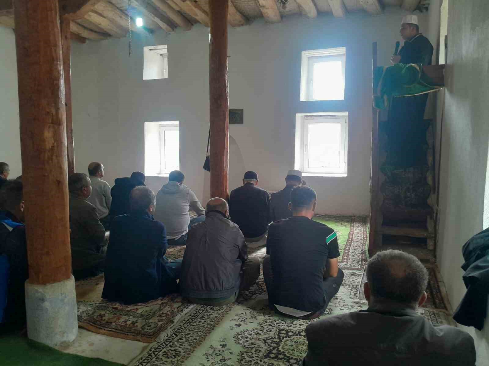 ESKİŞEHİR'İN SİVRİHİSAR İLÇESİNDEKİ BABULLU KÖYÜ GAZİ CAMİİ'NDE 50 YILIN ARDINDAN İLK DEFA CUMA NAMAZI KILINDI.