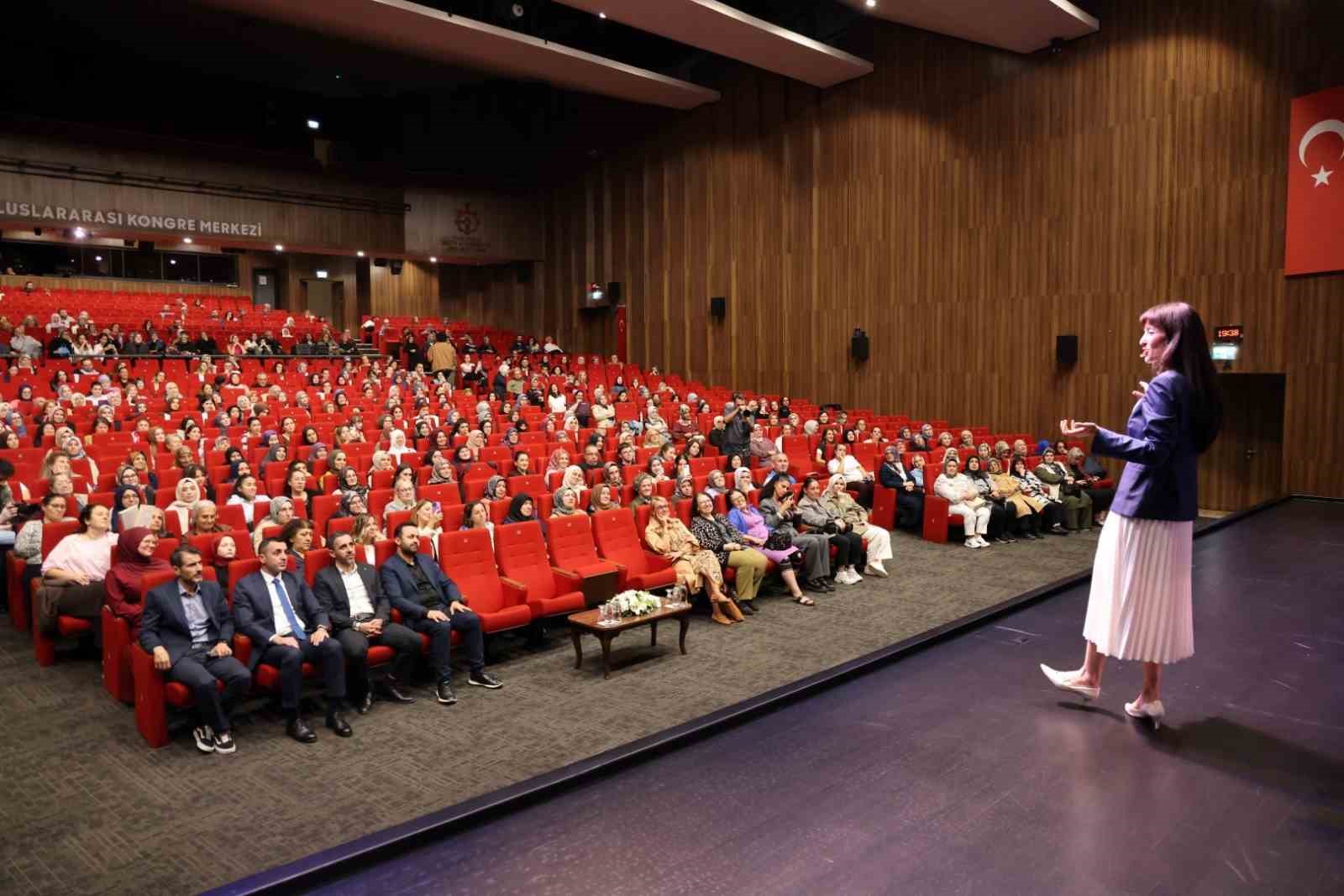 KOCAELİ’DE “AİLEM KOCAELİ BULUŞMALARI” KAPSAMINDA DÜZENLENEN PROGRAMDA DOÇ. DR. SANİYE BENCİK KANGAL, AİLELERE ÇOCUKLARIN OKULA UYUM SÜRECİNDE DİKKAT EDİLMESİ GEREKENLERİ ANLATTI.