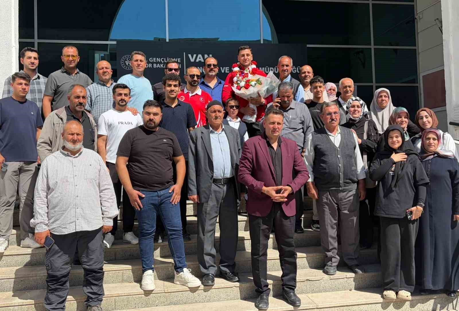 KOSOVA’DA DÜZENLENEN U24 DÜNYA MUAYTHAİ ŞAMPİYONASI’NDA +91 KİLODA DÜNYA ŞAMPİYONU OLAN VANLI MİLLİ SPORCU FURKAN BİLİCİ, MEMLEKETİ VAN’DA DAVUL ZURNA VE ÇİÇEKLERLE COŞKULU BİR ŞEKİLDE KARŞILANDI.