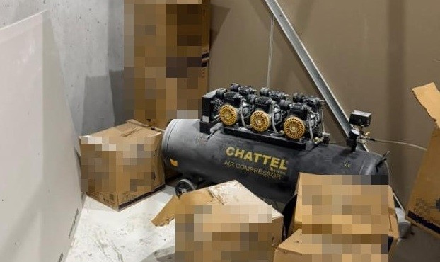 MERSİN’DE PLASTİK AMBALAJ DEPOSUNDA SENTETİK ECZA İMALATI YAPILDIĞI BELİRLENEREK DÜZENLENEN OPERASYONDA YAKALANAN ŞÜPHELİ SAYISI 3'E ÇIKTI. 3 ŞÜPHELİDE ÇIKARILDIĞI MAHKEMECE TUTUKLANIRKEN ELE GEÇEN SENTETİK ECZA HAPI İSE 303 BİN 698 OLDU.