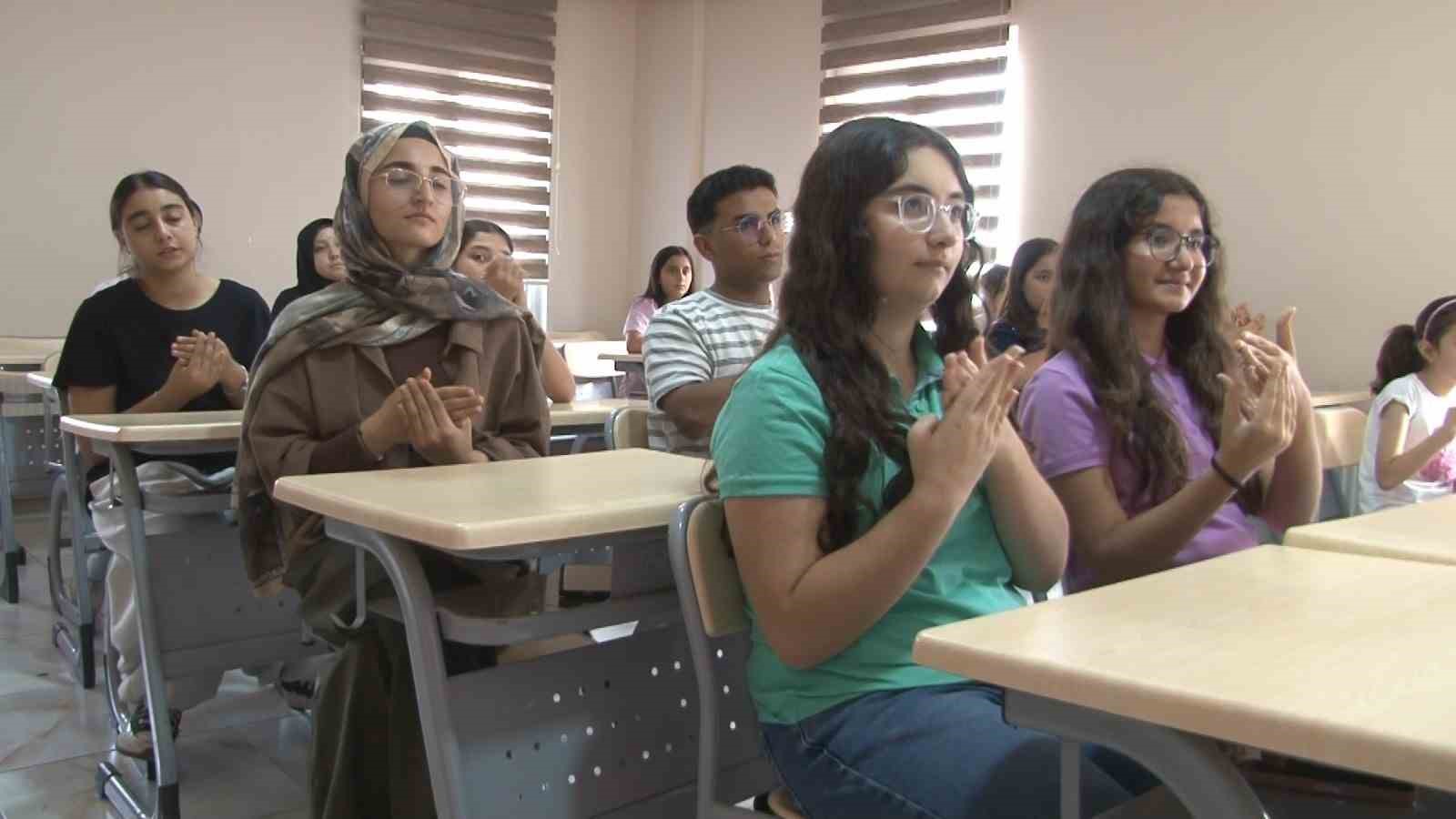 ŞANLIURFA’DA ÇOCUKLAR, İŞİTME VE KONUŞMA ENGELLİ BİREYLERLE İLETİŞİMDEKİ ENGELLERİ AŞMAK İÇİN AÇILAN KURSLARDA İŞARET DİLİ ÖĞRENİYOR.