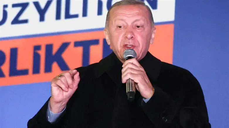 Erdoğan'a hakaret davası: Türk komedyen 10 yıla kadar hapisle yargılanıyor