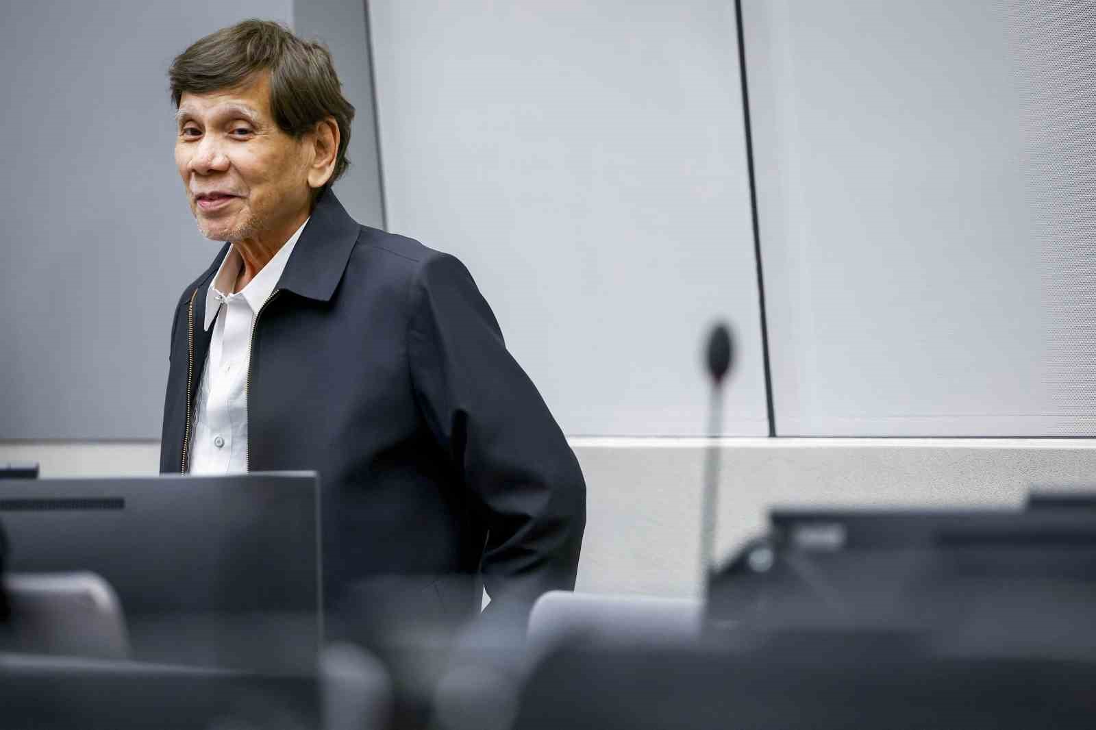 FİLİPİNLER'İN ESKİ DEVLET BAŞKANI RODRİGO DUTERTE, 18 AY ÖNCE ULUSLARARASI CEZA MAHKEMESİ'NE (UCM) SEVK EDİLMESİNDEN BU YANA İLK KEZ MAHKEME SALONUNDA HAZIR BULUNDU.