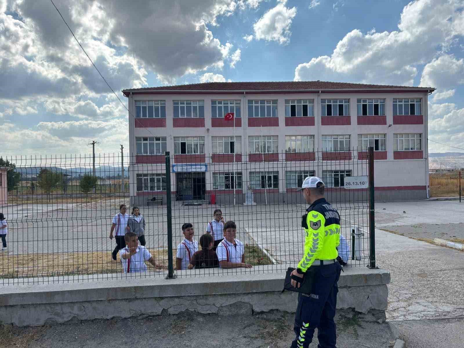 ESKİŞEHİR'DE JANDARMA EKİPLERİNCE 80 OKUL ÇEVRESİ, 54 OKUL SERVİS ARACI, 64 UMUMA AÇIK İŞLETME, 34 PARK BAHÇE VE 823 ŞAHIS KONTROL EDİLDİ.