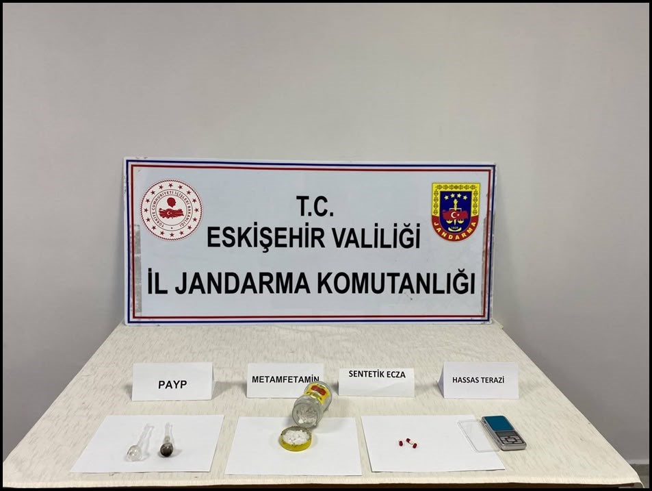 ESKİŞEHİR’DE HAKKINDA UYUŞTURUCU SUÇLARINDAN ARAMA KARARI BULUNAN VE SAKLANDIĞI ADRESTE UYUŞTURUCU MADDE TİCARETİ YAPTIĞI BELİRLENEN BİR ŞÜPHELİ, İL JANDARMA KOMUTANLIĞI EKİPLERİNCE DÜZENLENEN OPERASYONLA YAKALANARAK TUTUKLANDI.