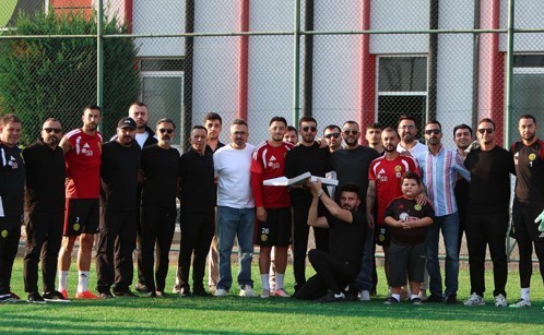ESKİŞEHİRSPOR TARAFTARLAR BİRLİĞİ (ETB), ALANYA 1221 FSK MAÇINA HAZIRLANAN TAKIMA VE TEKNİK EKİBE ZİYARETTE BULUNDU.