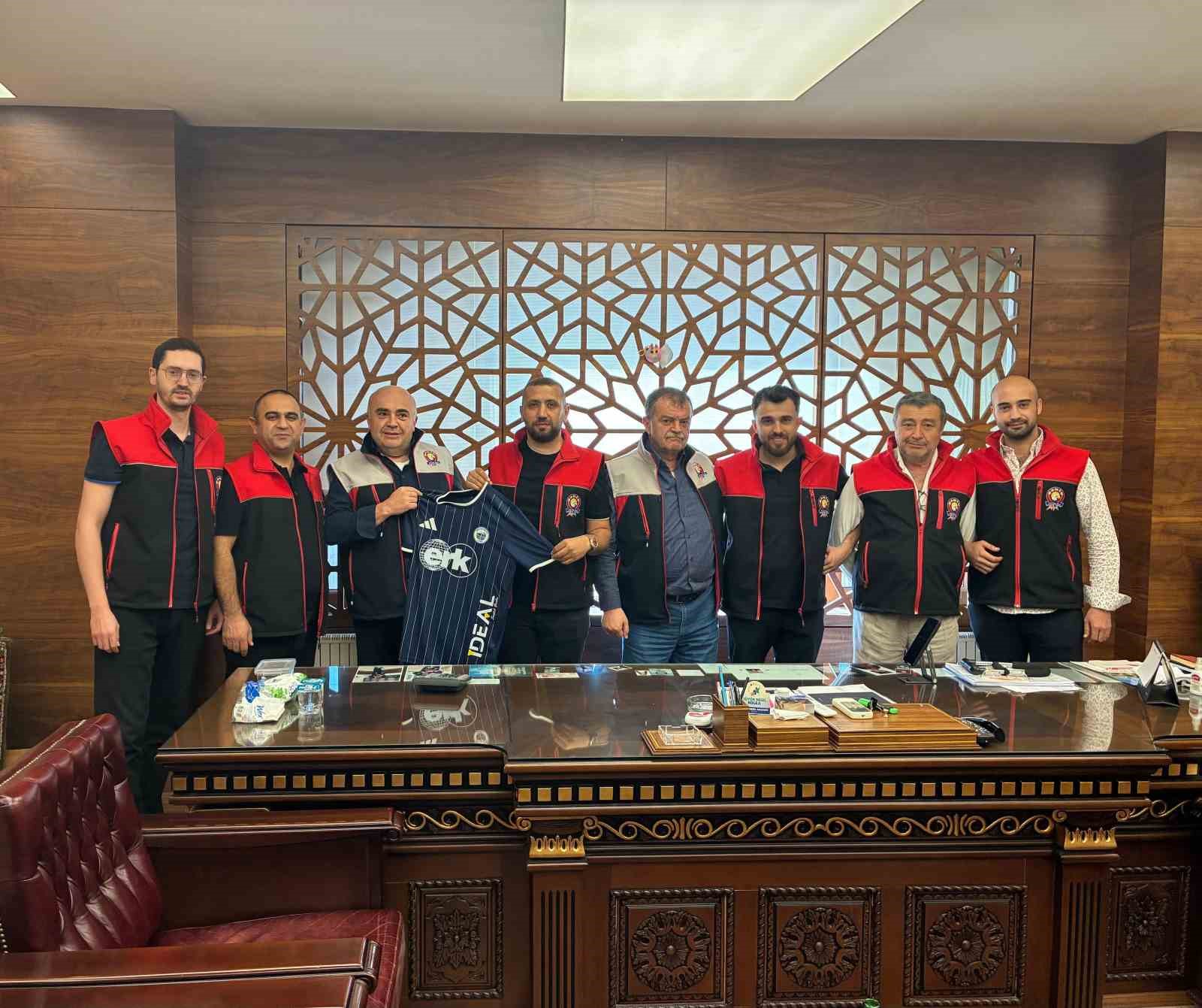 KAYSERİ’NİN KÖKLÜ MARKALARINDAN ŞAHİN SUCUKLARI, ERCİYES38 FK’YA SPONSOR OLDU. SPONSORLUK ANLAŞMASINDA ŞİRKET ORTAĞI FAZLIOĞLU AİLESİ MENSUPLARI OMUZ OMUZA GÖVDE GÖSTERİSİ YAPTI.