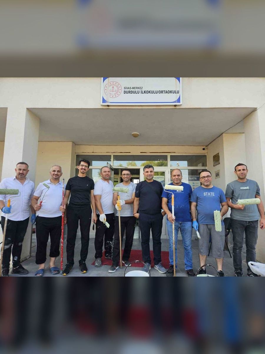 Eğitimciler fırçaları eline aldı, köy okulunu yeni döneme hazırladı
