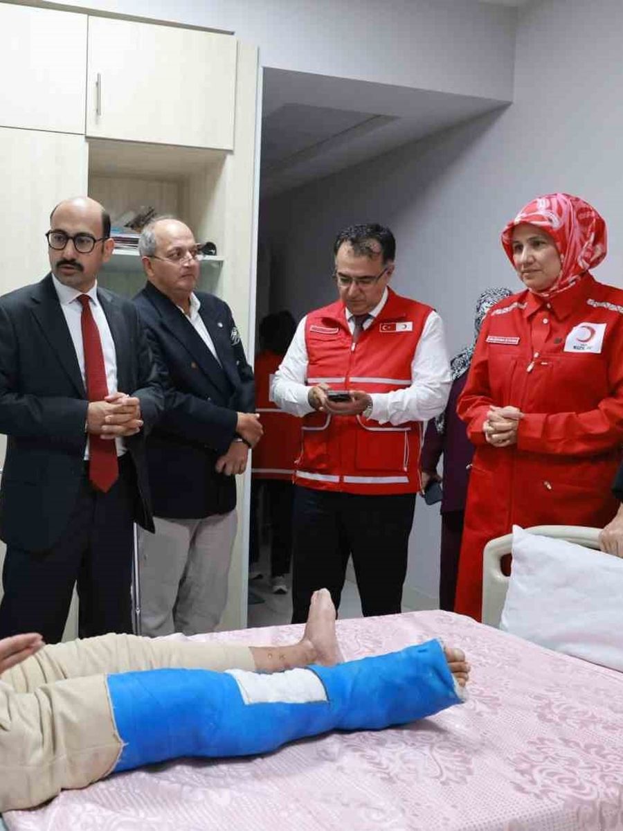 Türk Kızılay Genel Başkanı Yılmaz, Kahire’de Gazzeli hastaları ziyaret etti