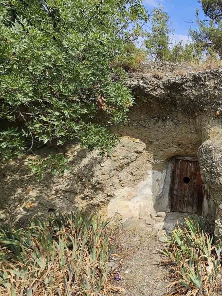 Boyabat’ta kayanın altındaki türbe görenleri şaşırtıyor