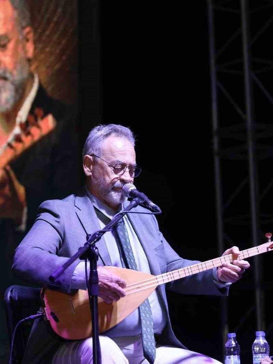 Yunusemre’de 30 Ağustos coşkusu Tolga Çandar’ın türküleriyle taçlandı