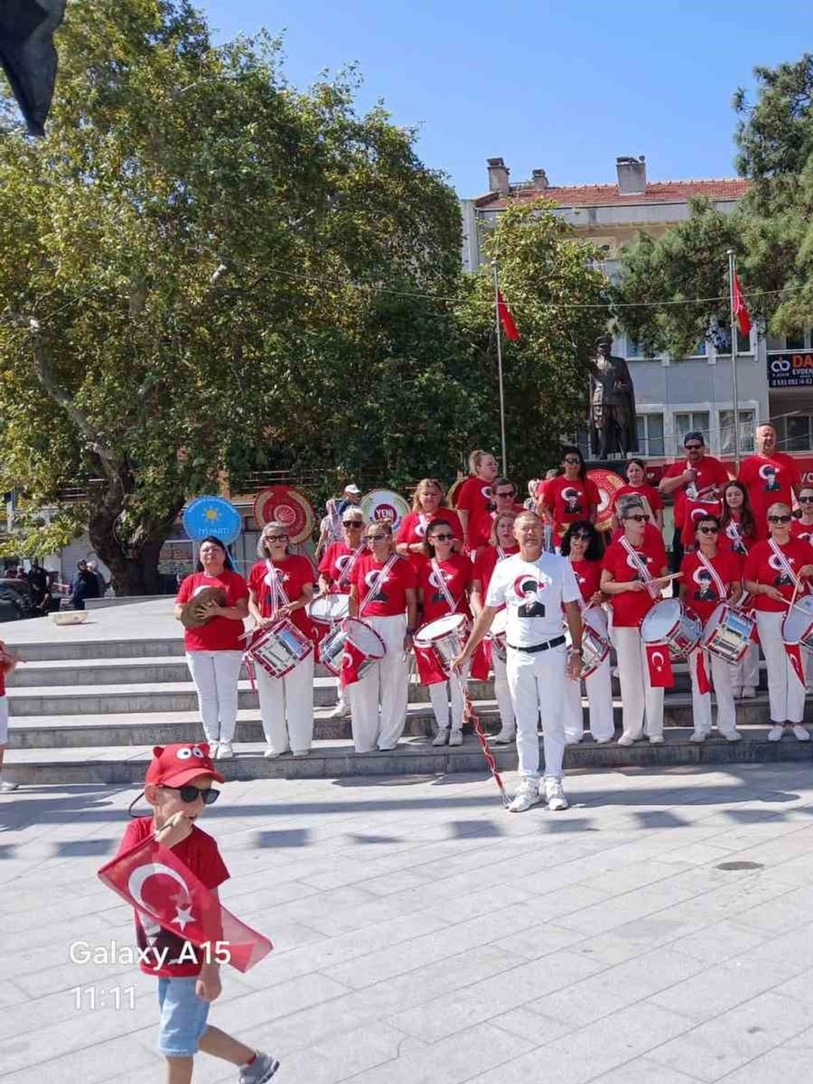 Burhaniye’ de Özgür Kanatlar Halk Bandosu törenlere renk kattı