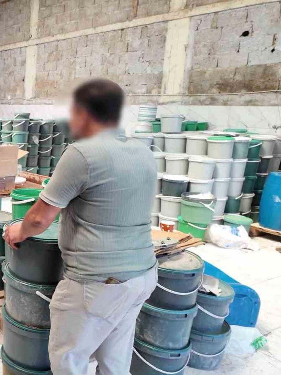 Mersin’de sağlıksız şartlarda üretilen tonlarca turşuya el konuldu