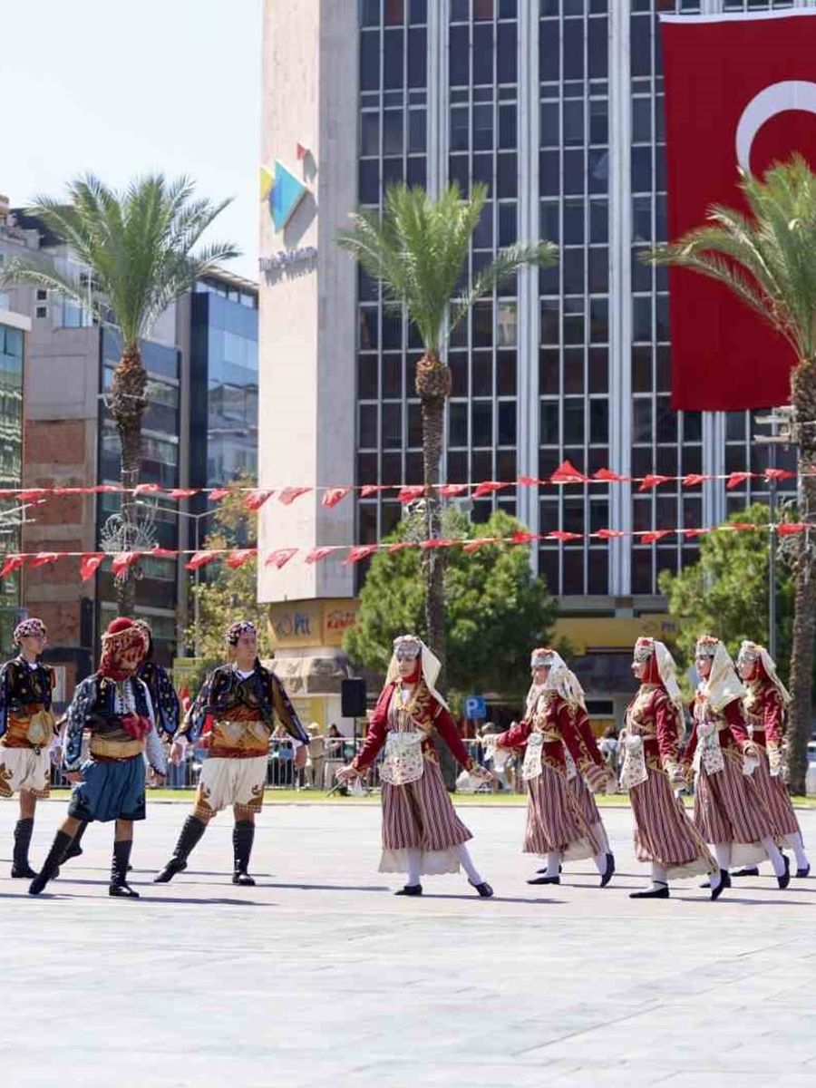 İzmir, kurtuluşunun 104. yılını coşkuyla kutlamaya hazırlanıyor