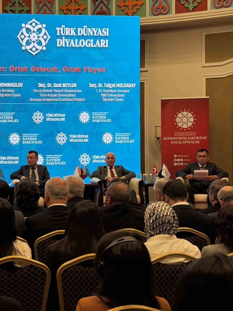(SOLDAN SAĞA) BÜLENT BAYRAM'IN MODERATÖRLÜĞÜNDEKİ PANELDE PROF. DR. HASAN ALİ KARASAR, PROF. DR. JANAT MOMINKULOV, DOÇ. DR. SUAT BEYLUR VE DOÇ. DR. TALGAT MOLDABAY KATILDI