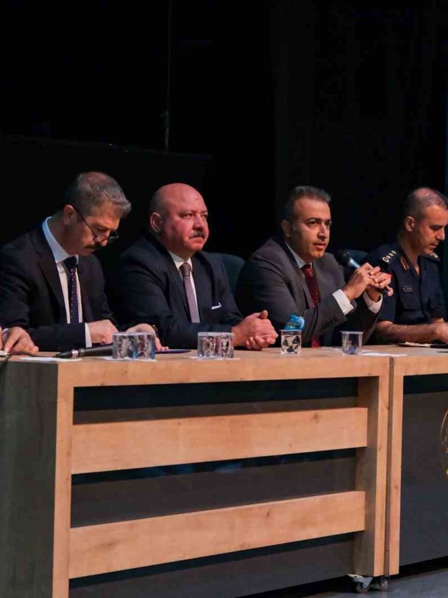 KARAMAN'DA 2026-2027 EĞİTİM-ÖĞRETİM YILININ GÜVENLİ VE HUZURLU BİR ORTAMDA BAŞLAMASI AMACIYLA ALINACAK TEDBİRLER VE YÜRÜTÜLECEK ÇALIŞMALAR, KARAMAN VALİSİ HAYRETTİN ÇİÇEK BAŞKANLIĞINDA DÜZENLENEN TOPLANTIDA DEĞERLENDİRİLDİ.