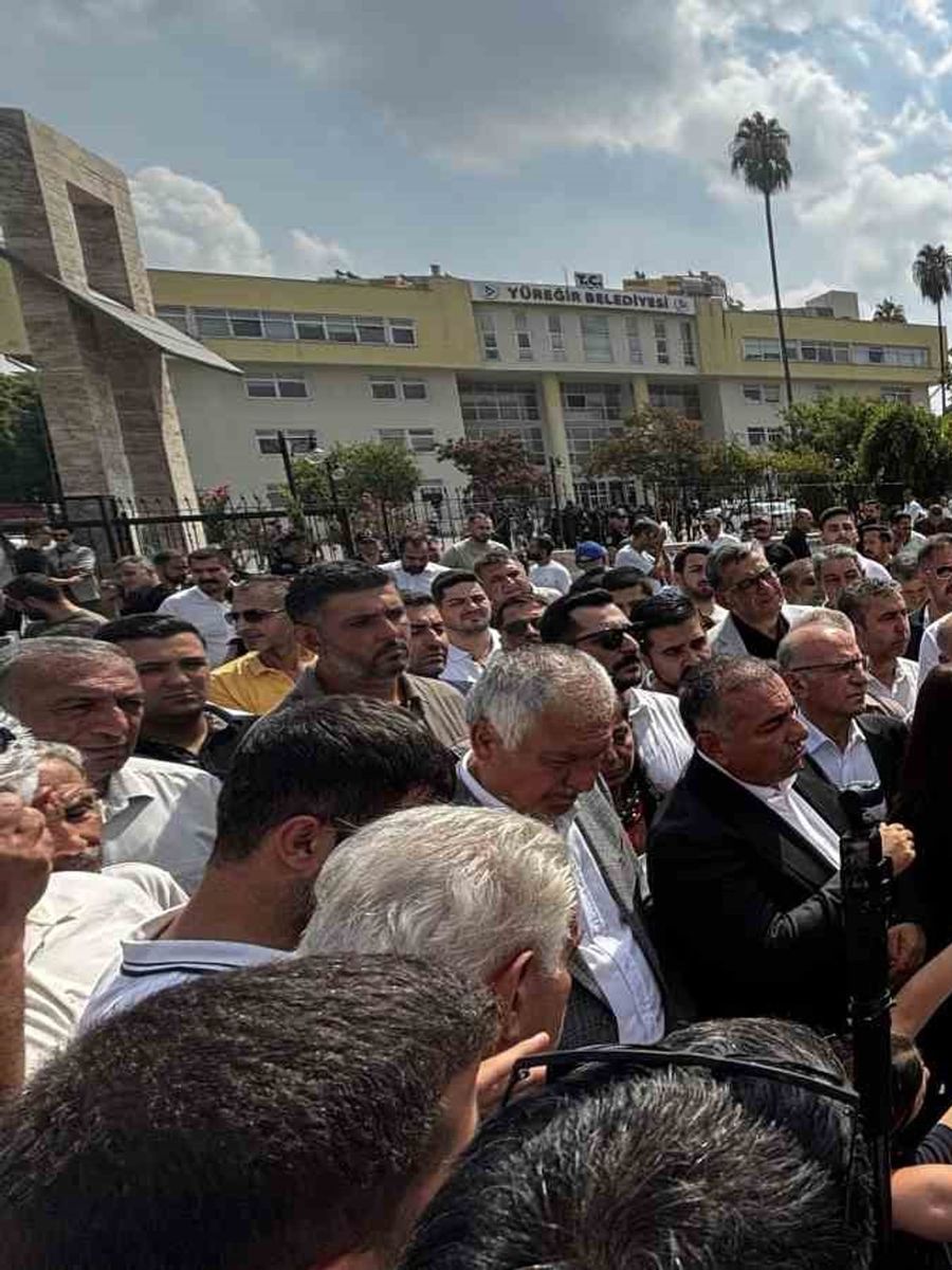 ADANA’DA YÜREĞİR BELEDİYESİ’NDE BAŞKAN VEKİLLİĞİ GÖREVİNE AK PARTİ’NİN ADAYI TARIK ÖZÜNAL’IN GETİRİLMESİNİN ARDINDAN KARARA TEPKİ GÖSTEREN PARTİLİLER, BELEDİYE BİNASI ÖNÜNDE BASIN AÇIKLAMASI YAPTI.