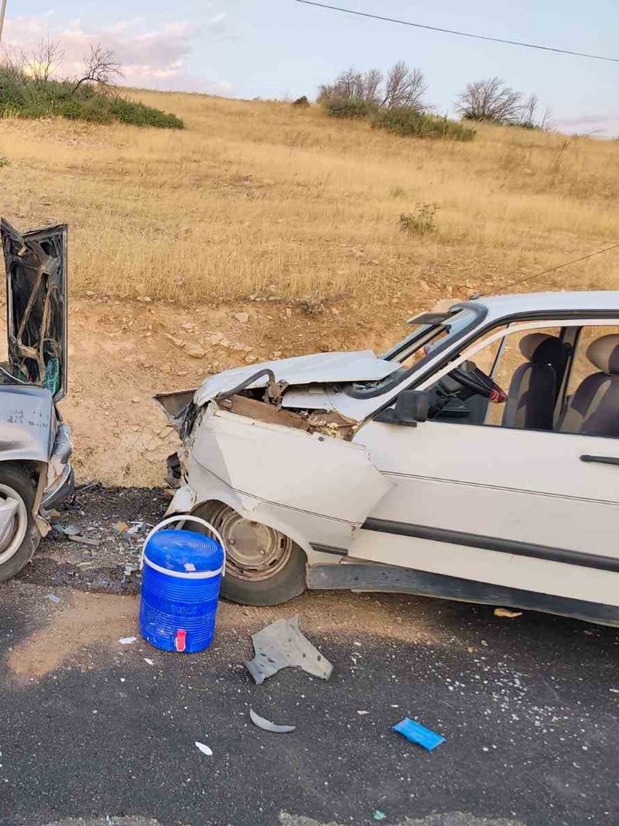ADIYAMAN’IN BESNİ İLÇESİNDE İKİ OTOMOBİLİN ÇARPIŞMASI SONUCU MEYDANA GELEN TRAFİK KAZASINDA, ARALARINDA SÜRÜCÜLERİN DE BULUNDUĞU 8 KİŞİ YARALANDI.