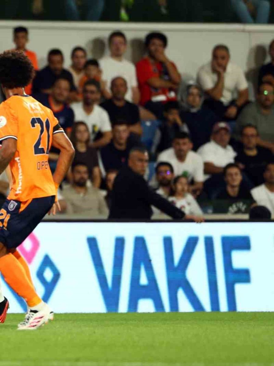 TRENDYOL SÜPER LİG'İN 4. HAFTASINDA BAŞAKŞEHİR, SAHASINDA GALATASARAY İLE KARŞI KARŞIYA GELİYOR. MÜSABAKADA 15 DAKİKA GOLSÜZ EŞİTLİKLE GEÇİLDİ.