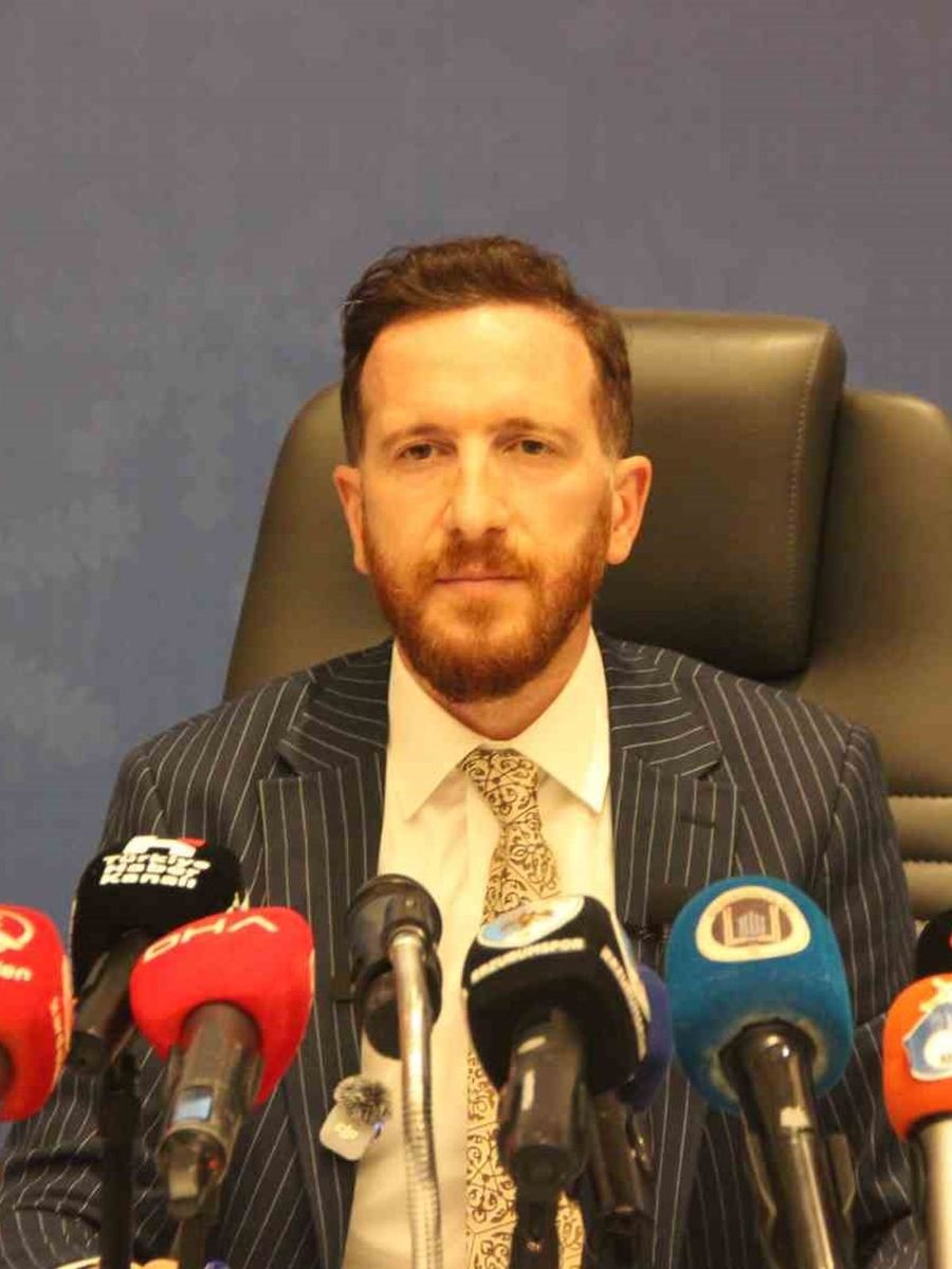 SÜPER LİG EKİPLERİNDEN ERZURUMSPOR FK BAŞKANI AHMET DAL, DÜZENLEDİĞİ BASIN TOPLANTISINDA KULÜBÜN GÜNDEMİNE İLİŞKİN AÇIKLAMALARDA BULUNDU.