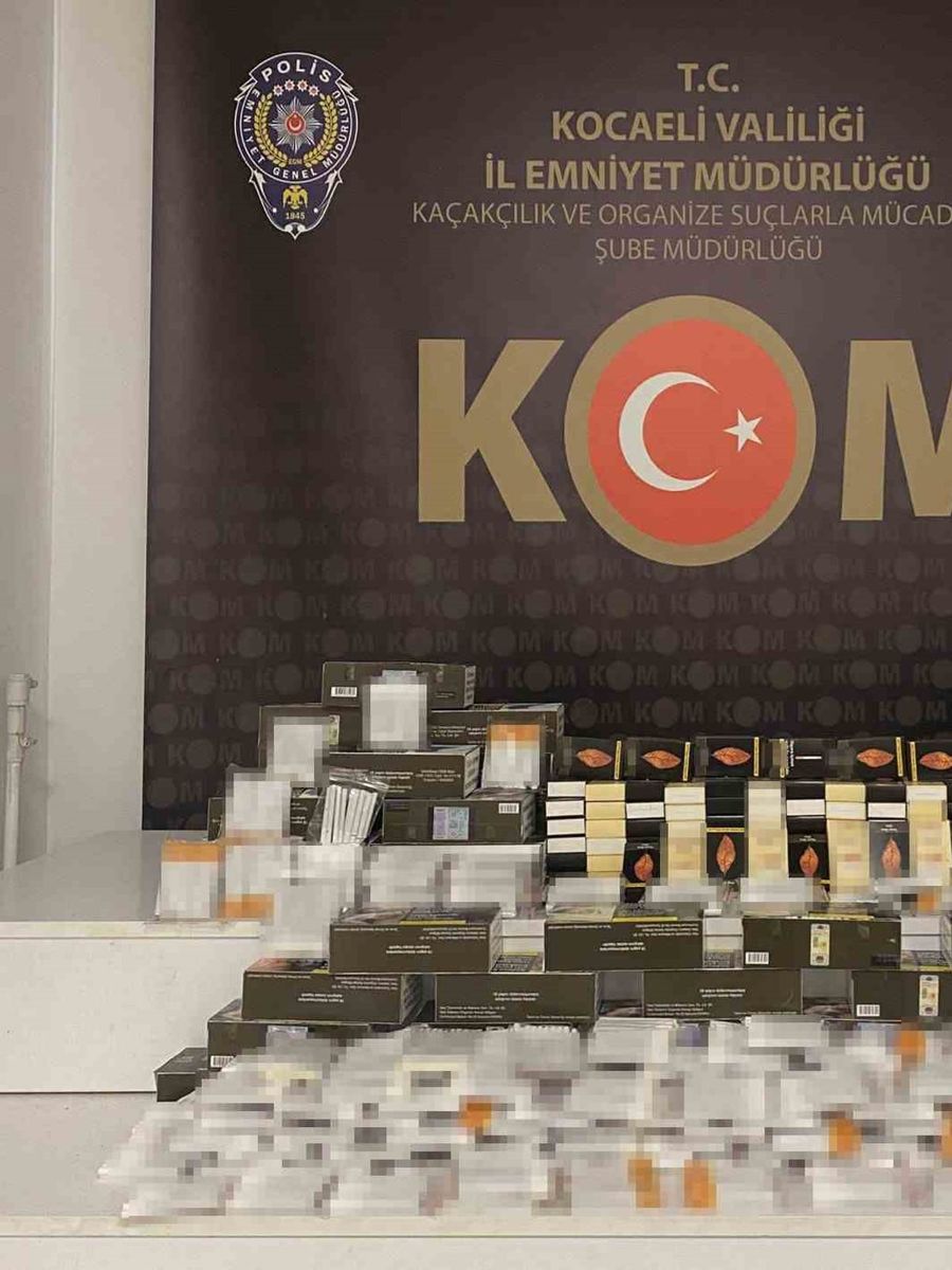 KOCAELİ’NİN İZMİT İLÇESİNDE 2 İŞ YERİNE YAPILAN OPERASYONDA 21 BİN 500 ADET İÇİ TÜTÜN DOLDURULMUŞ MAKARON ELE GEÇİRİLİRKEN, 1 ŞÜPHELİ HAKKINDA ADLİ İŞLEM BAŞLATILDI.
