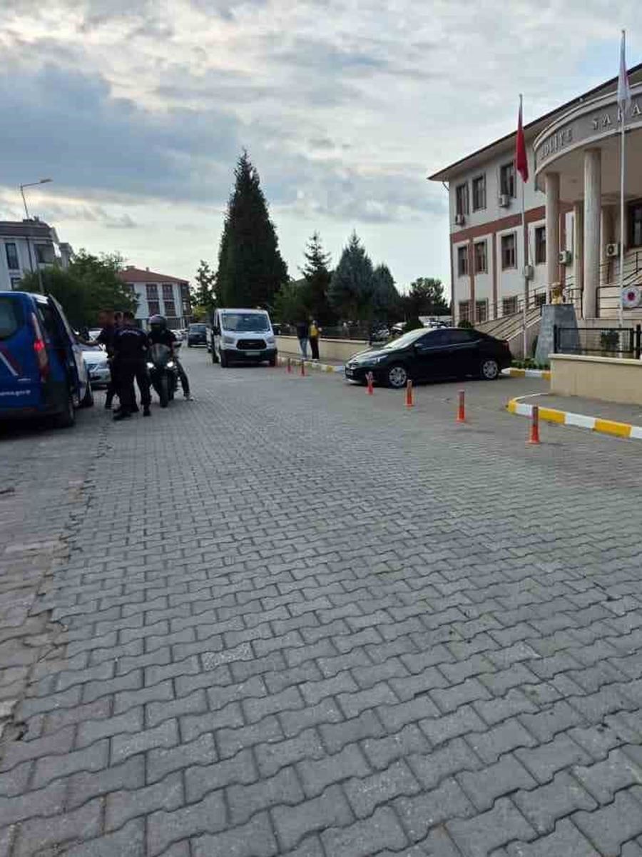 SAKARYA’NIN AKYAZI İLÇESİNDE TARTIŞTIĞI EŞİNİ BIÇAKLAYARAK AĞIR YARALAYAN ŞÜPHELİ, JANDARMA EKİPLERİNCE YAKALANDIKTAN SONRA ÇIKARILDIĞI MAHKEMECE TUTUKLANDI.