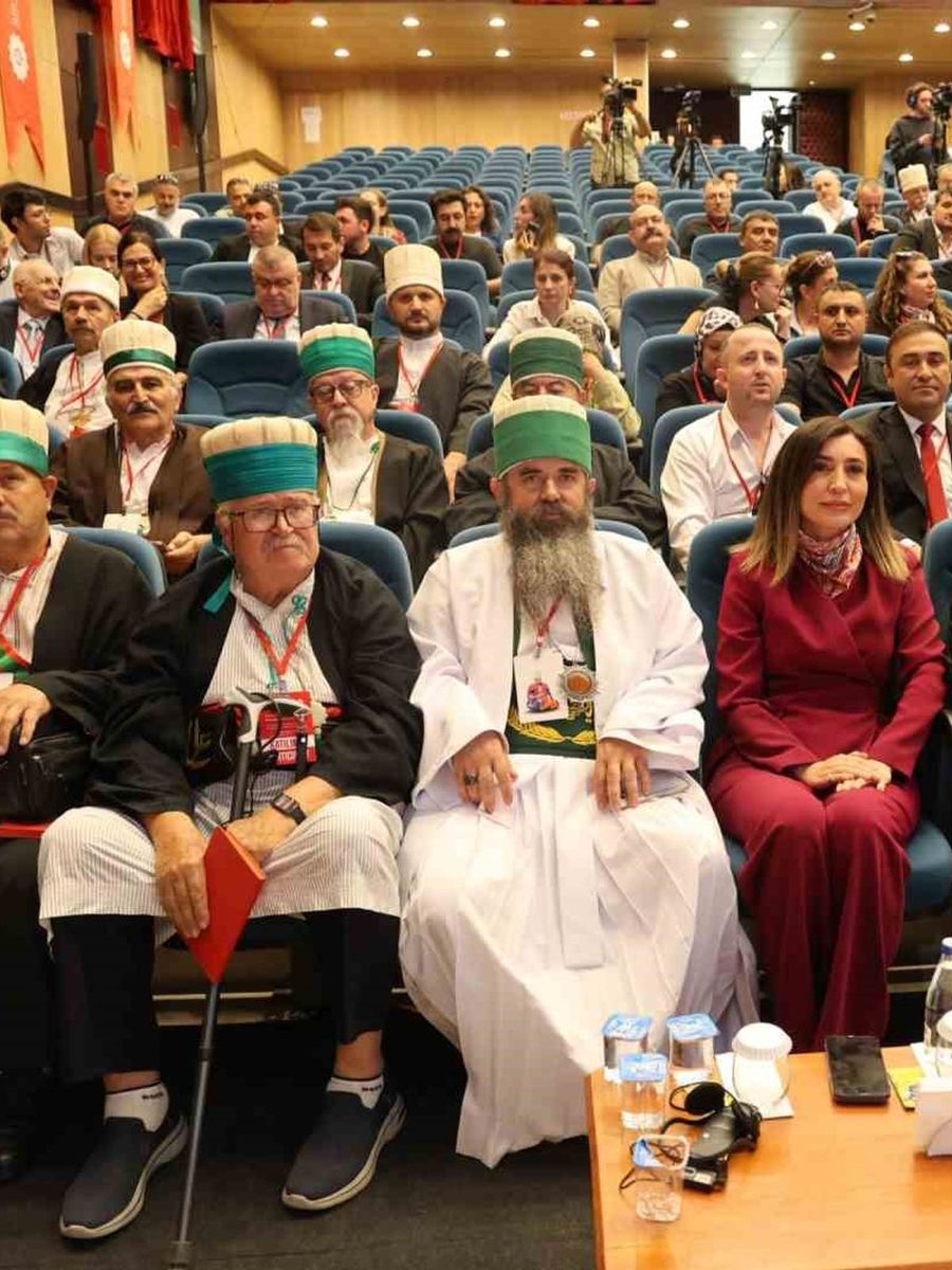 NEVŞEHİR’İN HACIBEKTAŞ İLÇESİNDE DÜZENLENEN "TARİHTEN GÜNÜMÜZE ANADOLU VE BALKANLAR’DA BEKTAŞİLİK" FORUMUNDA, BEKTAŞİLİĞİN TARİHSEL GELİŞİMİ, ANADOLU’DAN BALKANLAR’A UZANAN KÜLTÜREL ETKİSİ VE GELECEK KUŞAKLARA AKTARILMASI KONULARI ELE ALINDI.