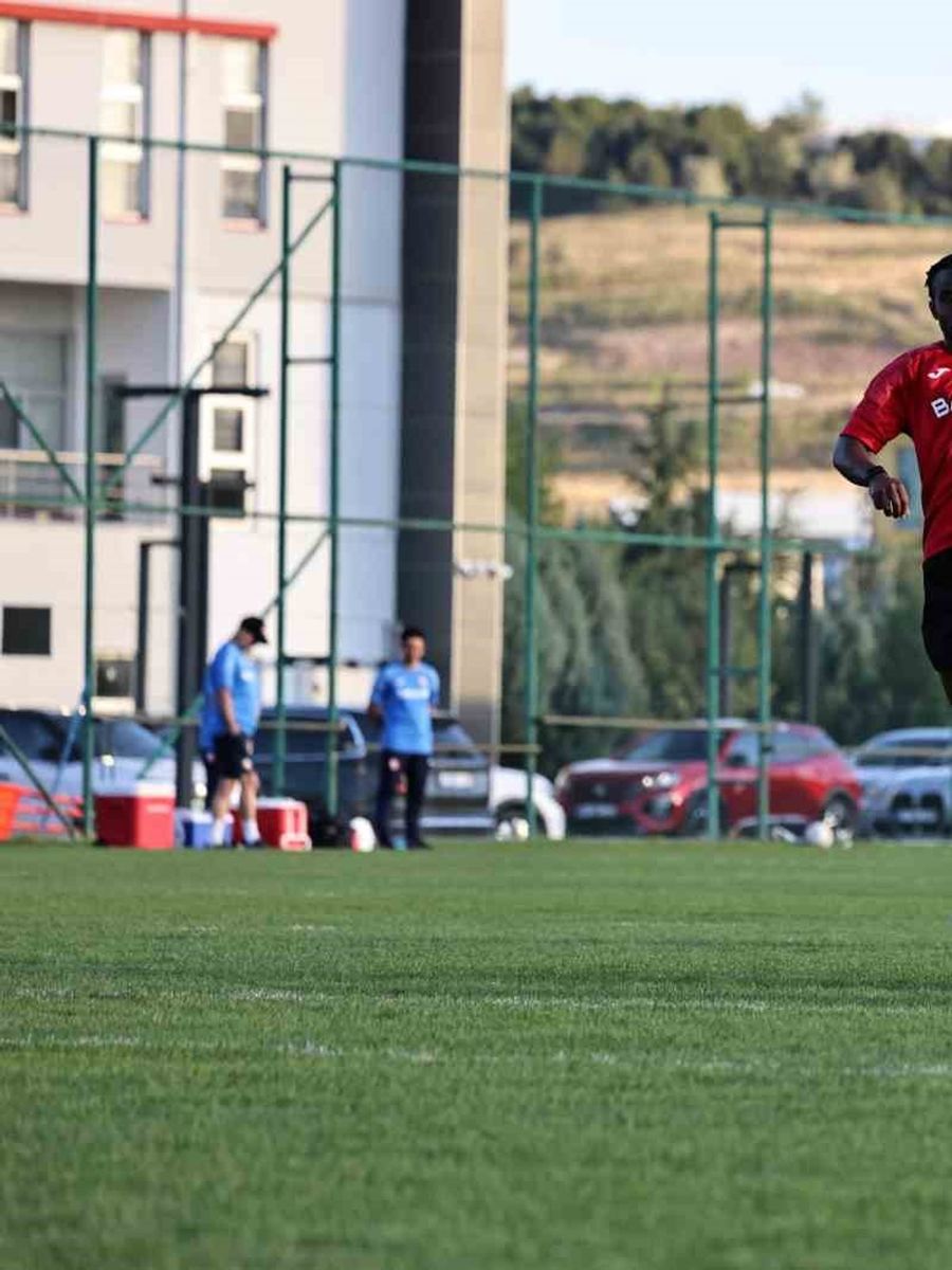 ÇORUM FK, TRENDYOL SÜPER LİG’İN 4. HAFTASINDA SAHASINDA OYNAYACAĞI EYÜPSPOR KARŞILAŞMASININ HAZIRLIKLARINA TESİSLERİNDE GERÇEKLEŞTİRDİĞİ ANTRENMANLA DEVAM ETTİ.
