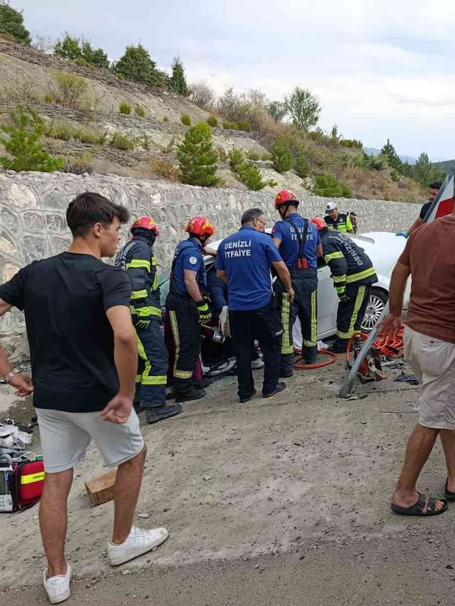 ÇAMELİ-ACIPAYAM KARAYOLU ALİVEREN MAHALLESİ MEVKİİNDE MEYDANA GELEN FECİ TRAFİK KAZASINDA, AYNI ARAÇTA BULUNAN 2 KİŞİ YAŞAMINI YİTİRDİ.