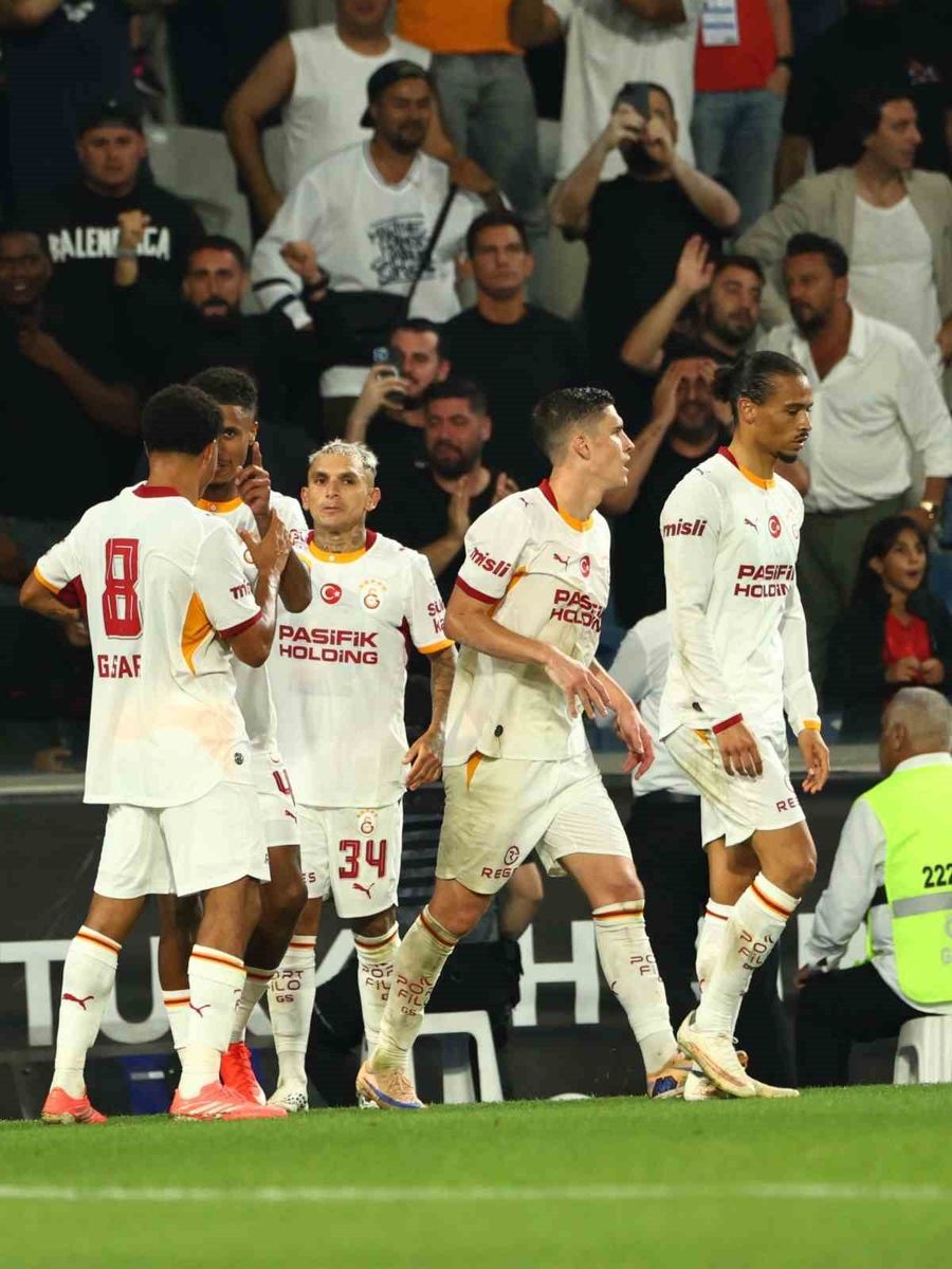 GALATASARAY, BAŞAKŞEHİR GALİBİYETİYLE LİGDEKİ YENİLMEZLİĞİNİ 4 MAÇA YÜKSELTTİ VE PUANINI 10 YAPTI.