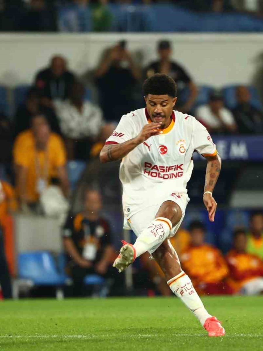 GALATASARAY’IN BREZİLYALI FUTBOLCUSU GABRİEL SARA, BAŞAKŞEHİR MAÇINDA GALİBİYET GOLÜNÜ ATARKEN, BU SEZONKİ GOL SAYISINI DA 2’YE ÇIKARDI.