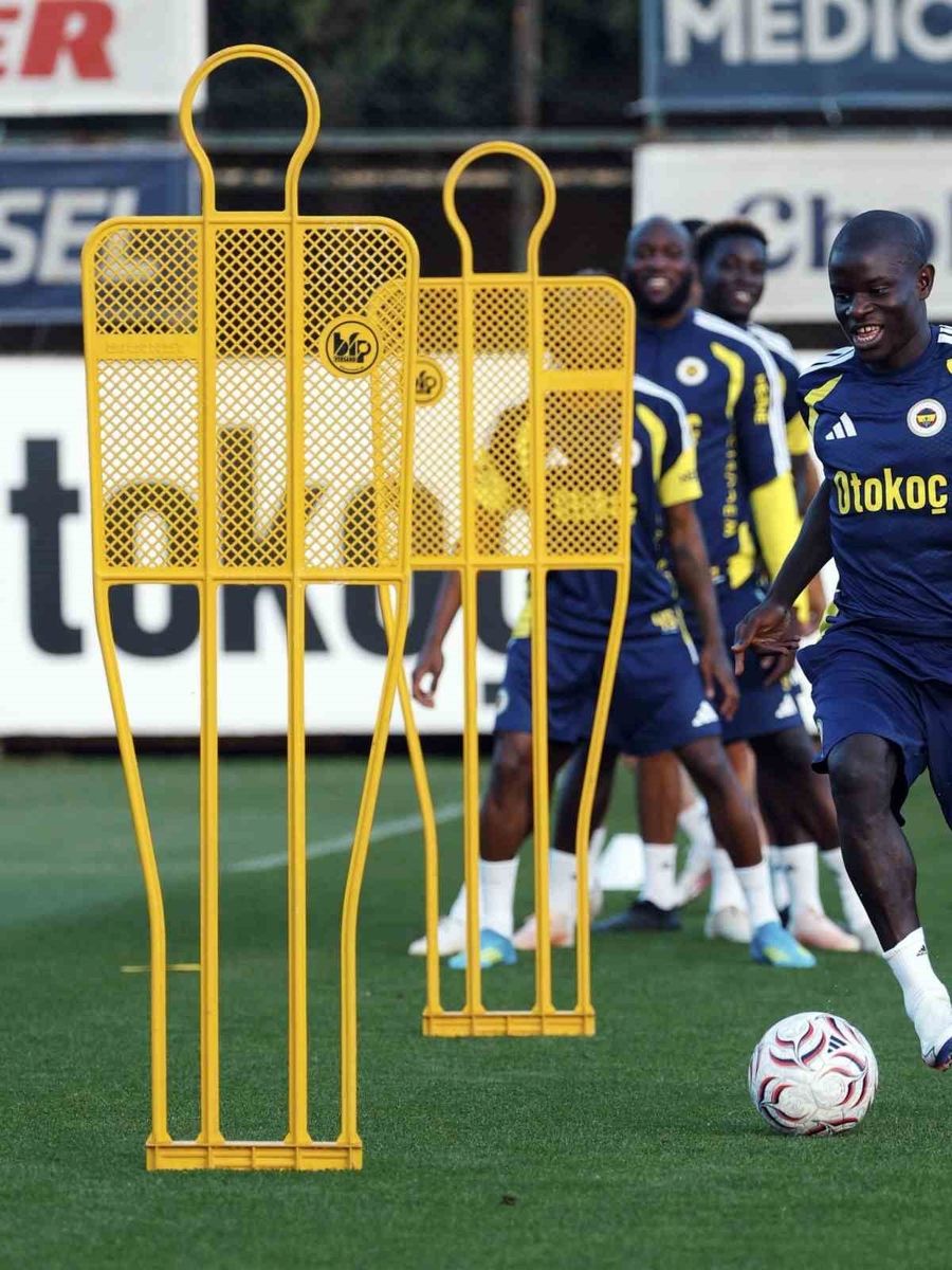 FENERBAHÇE YARIN AKŞAM SAHASINDA BEŞİKTAŞ İLE OYNAYACAĞI DERBİ MAÇININ HAZIRLIKLARINI AKŞAM SAATLERİNDE YAPTIĞI ANTRENMANLA TAMAMLADI.