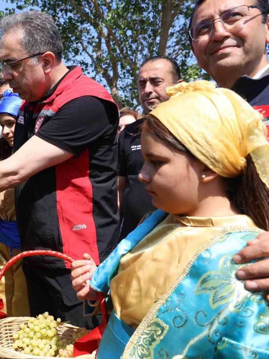 TARIM VE ORMAN BAKAN YARDIMCISI PROF. DR. AHMET GÜMEN ÇANAKKALE ZİYARETİNDE İL TARIM EV ORMAN MÜDÜRÜLÜĞÜ ZİYARETİ VE GÖKÇEADA İLÇESİNDE ÜZÜM HASADINA KATILDI.
